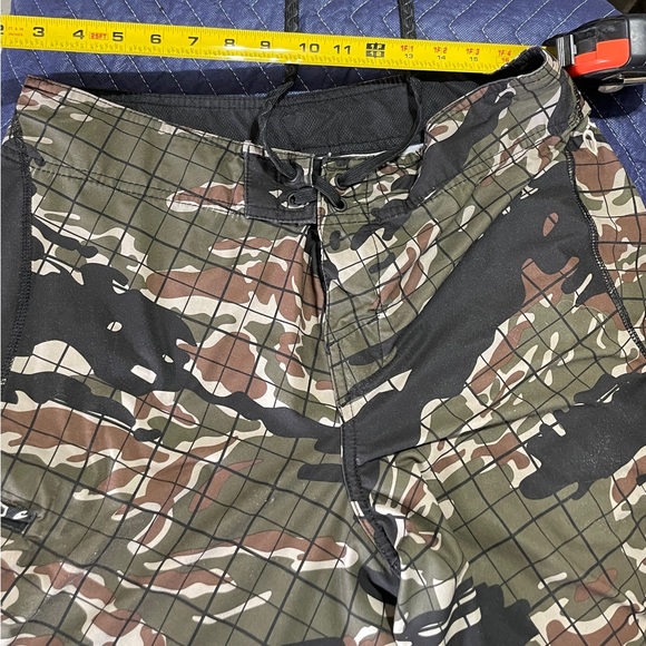Size 32 board shorts. - Picture 3 of 7